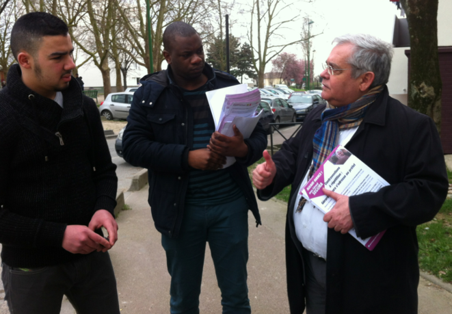 Samedi 15 mars. Porte-à-porte à la cité de l'Europe. © Mathieu Magnaudeix Samedi 15 mars. Porte-à-porte à la cité de l'Europe. © Mathieu Magnaudeix